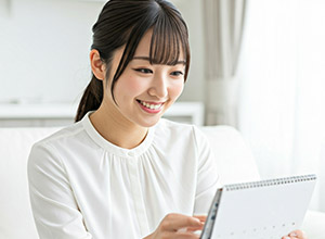 カレンダーをチェックする女性