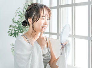 歯の痛みを確認する女性