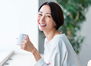 コーヒーを飲む女性