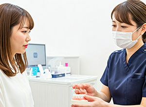 歯科医師に説明を受ける女性