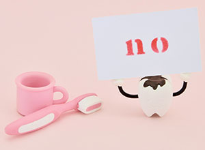 虫歯と歯みがきセットのイラスト