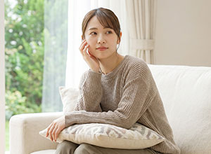 リビングでリラックスする女性