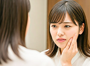 歯ぐきの痛みを気にする女性