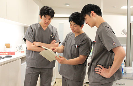 治療を行う歯科医師