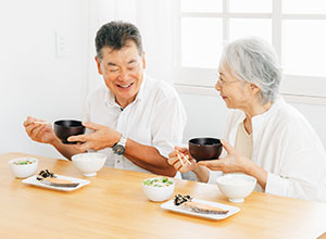 食事を楽しむ夫婦