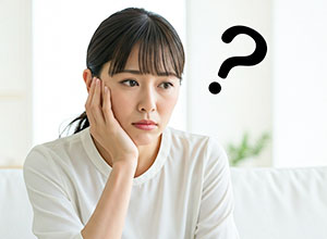 手鏡で歯を確認する女性