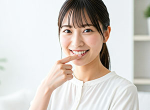 笑顔で綺麗な歯の女性