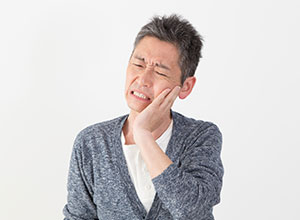 入れ歯があわずに悩んでいる男性