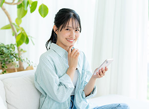 スマホを触る女性