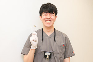 笑顔の歯科医師