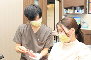 定期検診を行う歯科医師