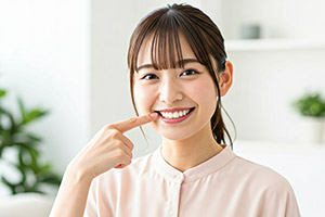 笑顔の若い女性