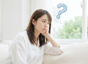 悩んでいる女性