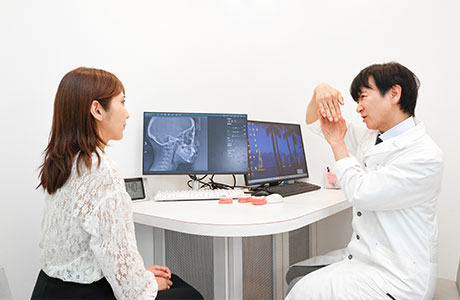 矯正相談を行う歯科医師