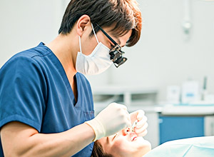 歯科治療を行う歯科医師