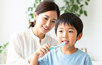 子どもを見守る母親