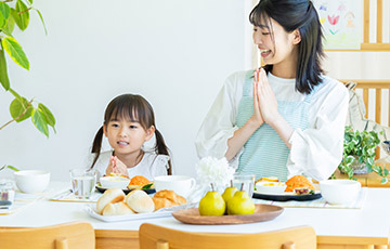 食事をする親子