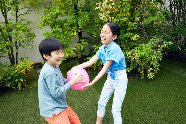 タブレットで説明する受付スタッフ