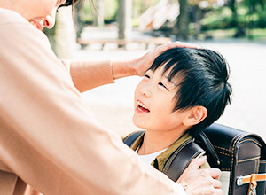 親と会話する子ども
