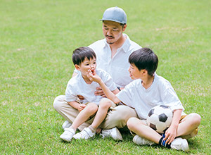 スポーツを楽しむ親子