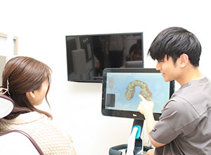 シミュレーションを見せる歯科医師