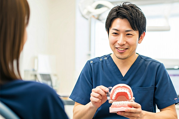 患者さんに説明する歯科医師