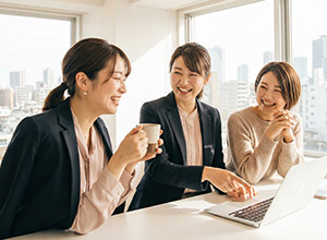 オフィスで談笑する女性