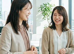 楽しそうに話す女性