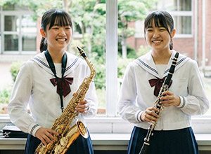 部活で吹奏楽を楽しむ女性