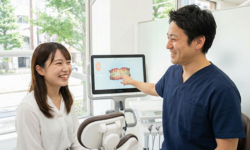 iTeroを使用して説明する歯科医師