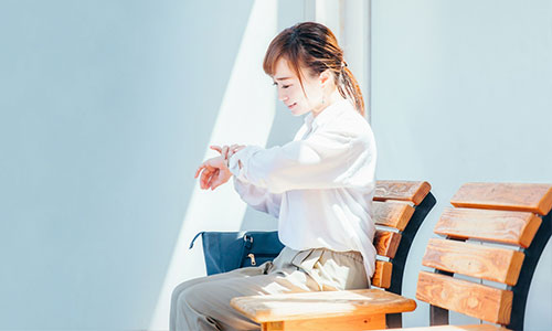 時間を気にする女性