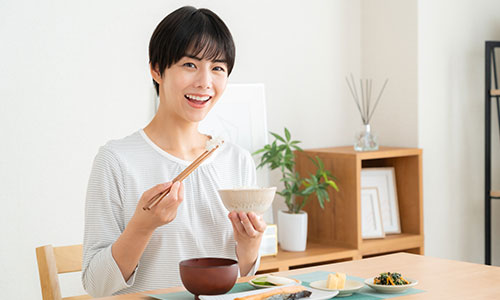 食事を楽しむ女性