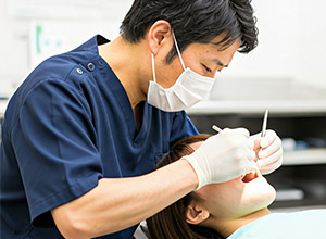 部活で吹奏楽を楽しむ女性