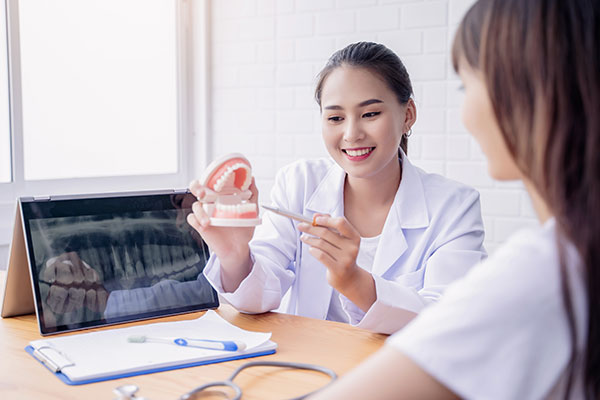 患者さんに説明する歯科医師