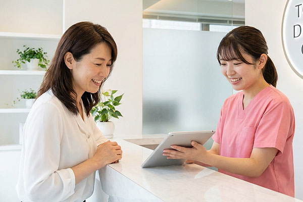 タブレットで説明する受付スタッフ