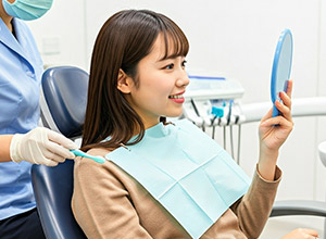 歯科医院で治療を行う女性
