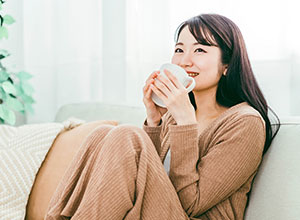 コーヒーを飲む女性