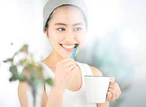 歯磨きする女性