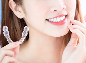 ホワイトニングを行う女性